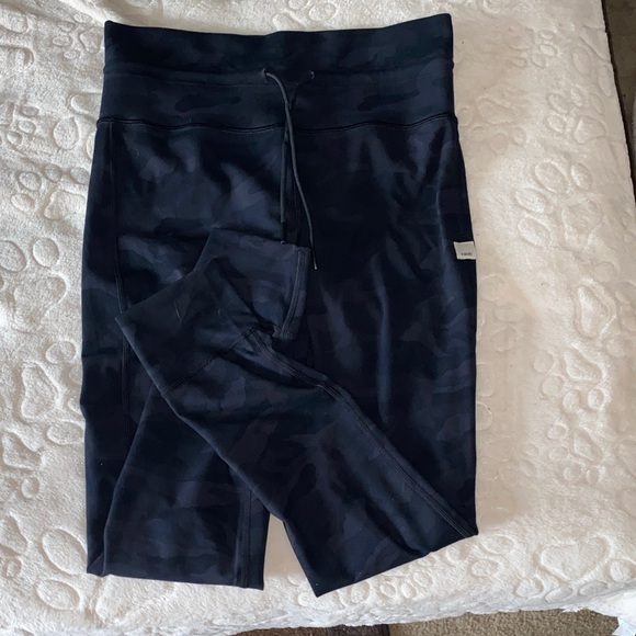 Vuori Daily Leggings - Picture 3 of 13